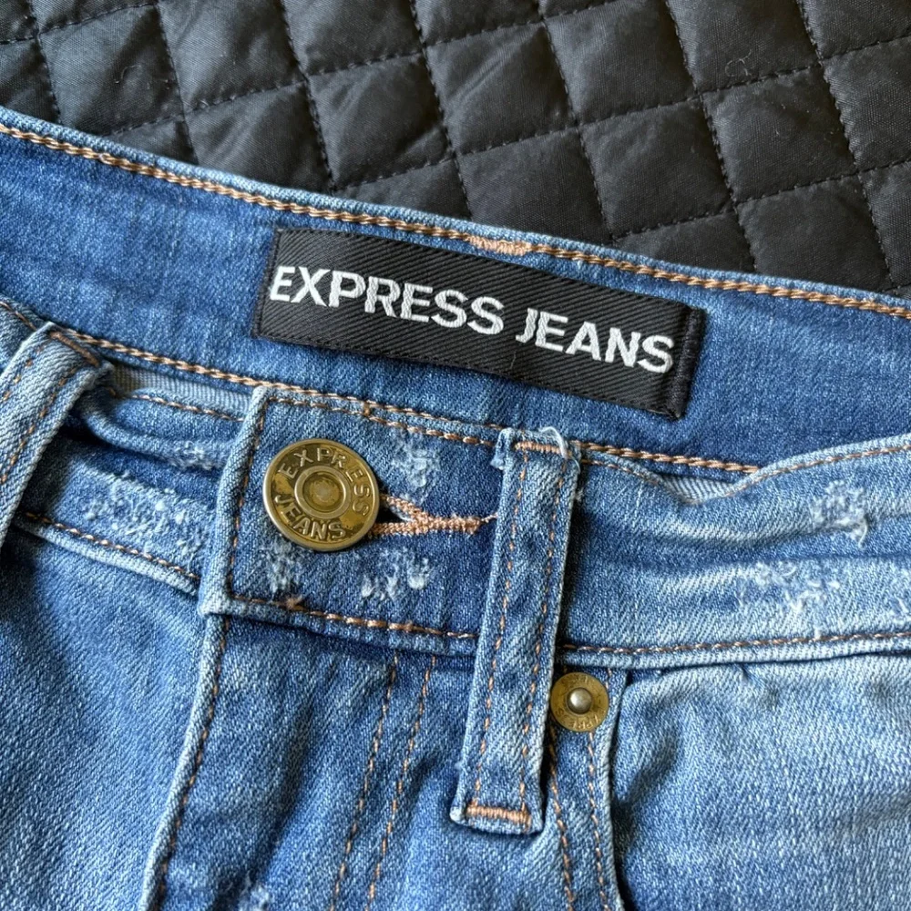 Express High Waisted Medium Wash Raw Hem Denim Shorts, Size 00